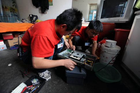 在山區(qū)揮灑青春的汗水