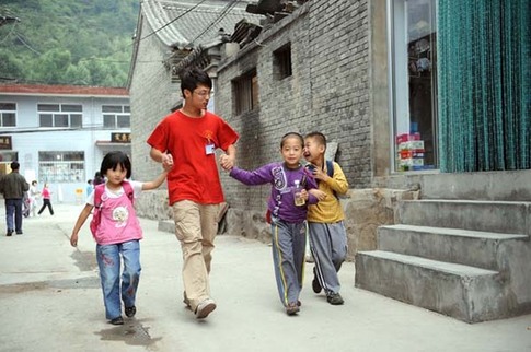 在山區揮灑青春的汗水