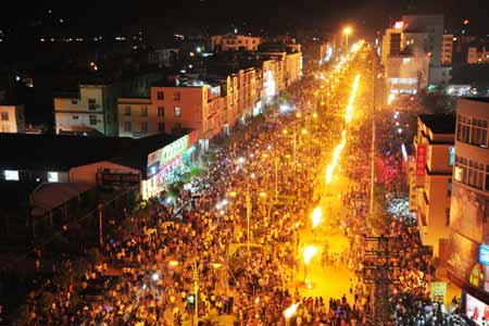 云南彝鄉圣火點燃激情火把夜