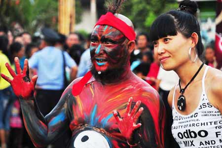 云南彝鄉圣火點燃激情火把夜