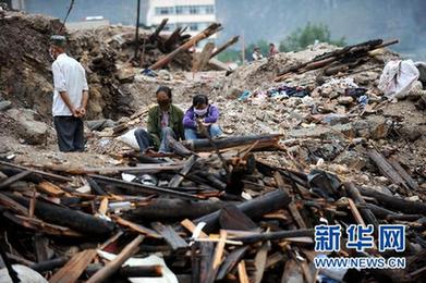 大雨致舟曲災(zāi)區(qū)再發(fā)泥石流 生命線兩舟公路再中斷