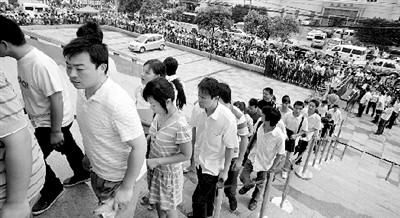 鄭州求職者排1公里隊應聘富士康 答70道心理題