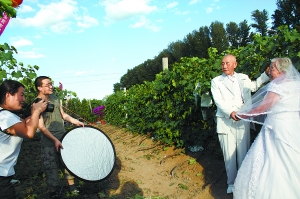 老兩口迎七夕佳節 地頭補拍婚紗照