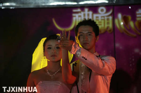 天津：迎“七夕”秀婚禮