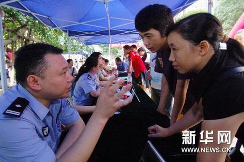 重慶戶籍制度改革全面啟動 首日超過10萬人咨詢