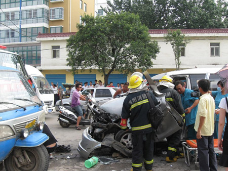 南陽一商務(wù)車撞向機動三輪 司機被困車內(nèi)