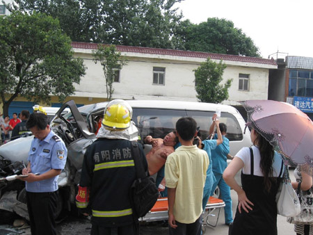 南陽一商務(wù)車撞向機動三輪 司機被困車內(nèi)