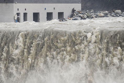 汶川映秀鎮對岷江壅塞體進行兩次爆破