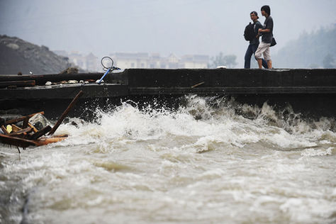 汶川映秀鎮(zhèn)對岷江壅塞體進(jìn)行兩次爆破