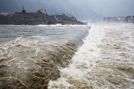 汶川映秀鎮對岷江壅塞體進行兩次爆破