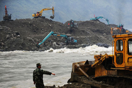 汶川映秀鎮對岷江壅塞體進行兩次爆破