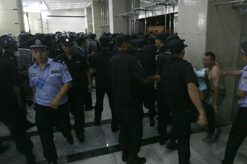 河南輸球球迷情緒失控 賽后爆發球迷騷亂（圖）