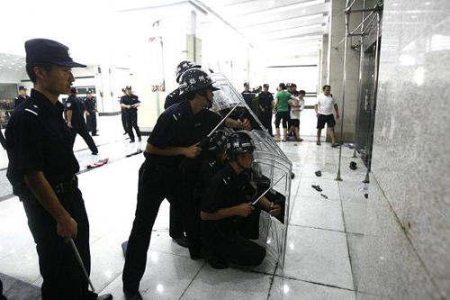 河南輸球球迷情緒失控 賽后爆發球迷騷亂（圖）