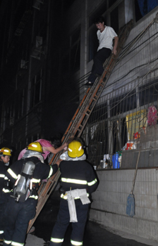 洛陽一居民樓突發火災 被困人員終獲救