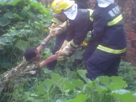 一啞巴男子突發(fā)癲癇跌入糞池 被泡一夜后獲救