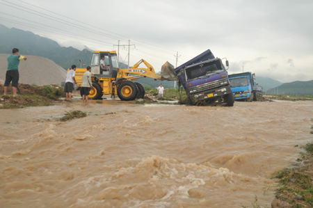 河南輝縣暴發山洪 42名群眾被困