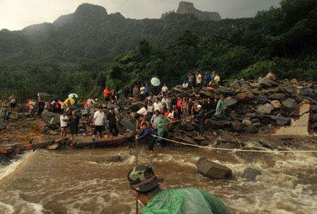 輝縣一公路被洪水沖出10米缺口126名群眾被困