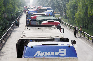 京藏高速公路堵車百公里 進京方向上千輛車滯留