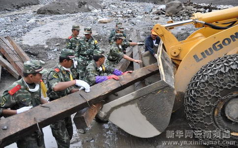 云南貢山泥石流災害現場公路交通再次中斷