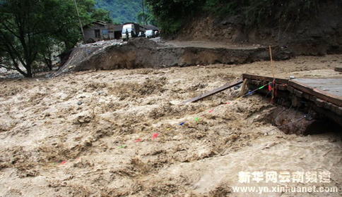 云南貢山泥石流災害現場公路交通再次中斷