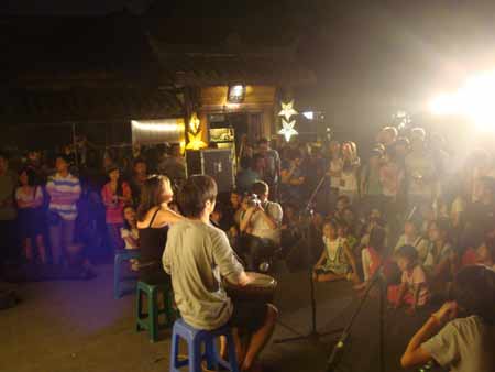 民謠樂(lè)隊(duì)上演大聯(lián)歡