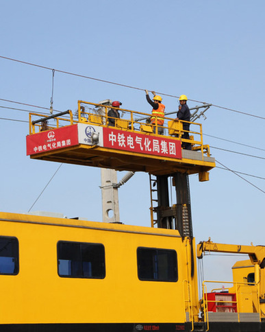 太中銀鐵路呂梁山隧道接觸網(wǎng)導(dǎo)線全部貫通