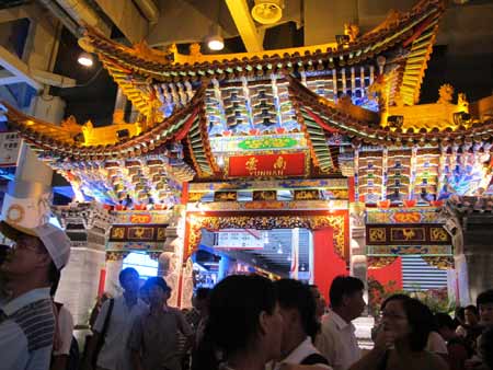 云南活動周：26個民族舞動上海灘