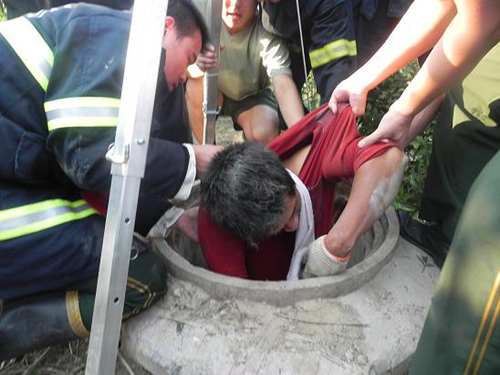 焦作一工人施工時不慎墜入10米深井
