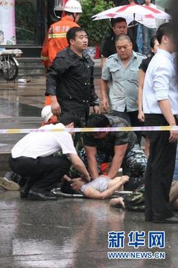 沈陽萬達廣場發生火災致9死9傷 墻體爆裂(圖)