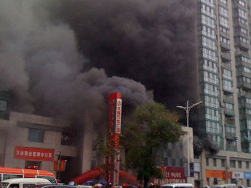 沈陽萬達廣場發生火災致9死9傷 墻體爆裂(圖)