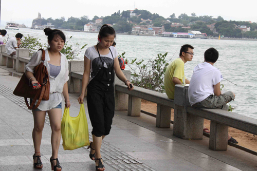 三股臺風來襲 廈門鼓浪嶼游客乘劃艇快速返港