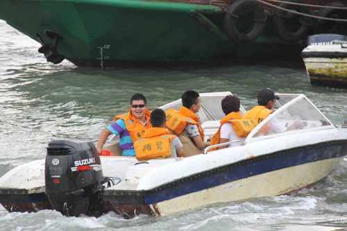 三股臺風來襲 廈門鼓浪嶼游客乘劃艇快速返港
