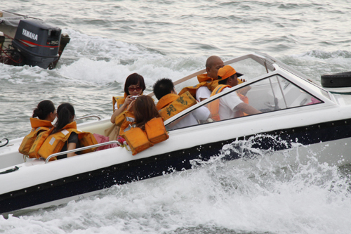 三股臺風來襲 廈門鼓浪嶼游客乘劃艇快速返港