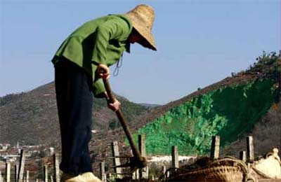 荒唐!陜西華縣一采石場(chǎng)毀壞山體竟刷綠漆“遮羞”