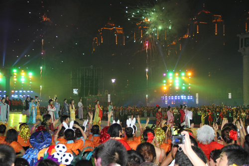 萬人盛裝舞會(huì)