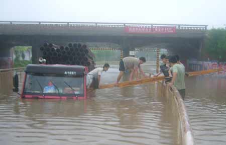 連日暴雨涵洞變汪洋 貨車熄火司機(jī)求救