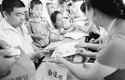 鄭州削平入學門檻 家長難報名堵路下跪(圖)