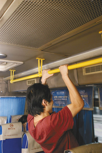 公交上鍛煉身體 “公交健身哥”危險喲!