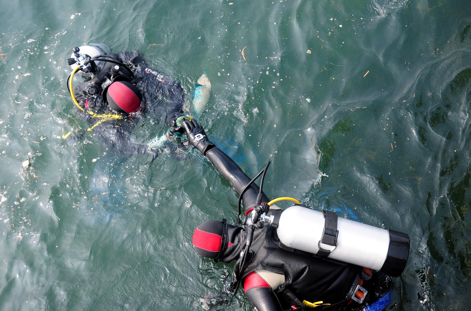 環保志愿者海底清垃圾