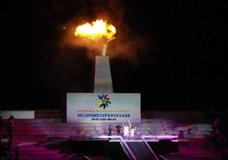 陳忠和與特奧運動員共同點燃第五屆特奧會圣火盤