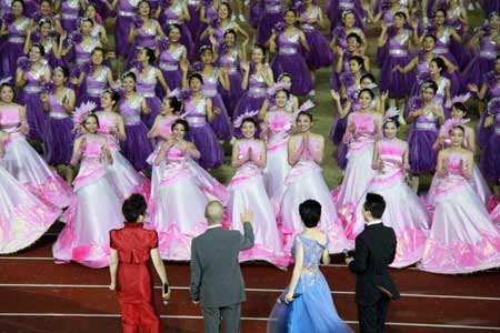 陳忠和與特奧運動員共同點燃第五屆特奧會圣火盤