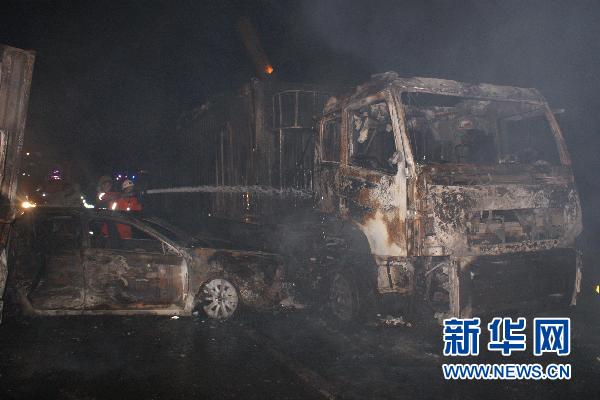 沈海高速多車連環相撞起火致交通擁堵7小時