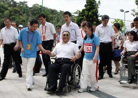 全國政協副主席鄧樸方與特奧形象大使交談