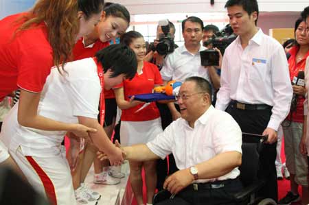 全國政協副主席鄧樸方為特奧會首枚金牌獲得者頒獎