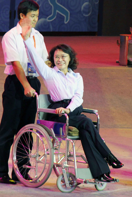 張海迪為福建頒發(fā)《中國特奧運動發(fā)展杰出貢獻獎》