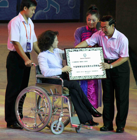張海迪為福建頒發(fā)《中國特奧運動發(fā)展杰出貢獻獎》