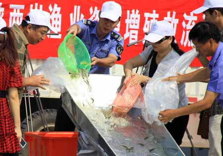 兩岸增殖放流百萬(wàn)尾魚(yú)苗 后ECFA時(shí)代致力漁民獲利