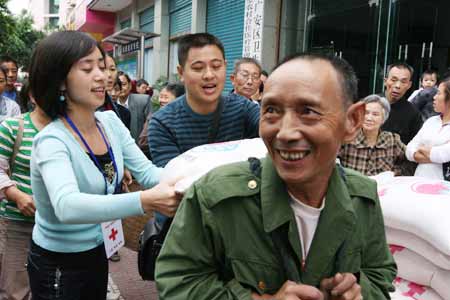 四川廣安40萬救災(zāi)物質(zhì)助災(zāi)區(qū)困難群眾溫暖過國慶(圖)