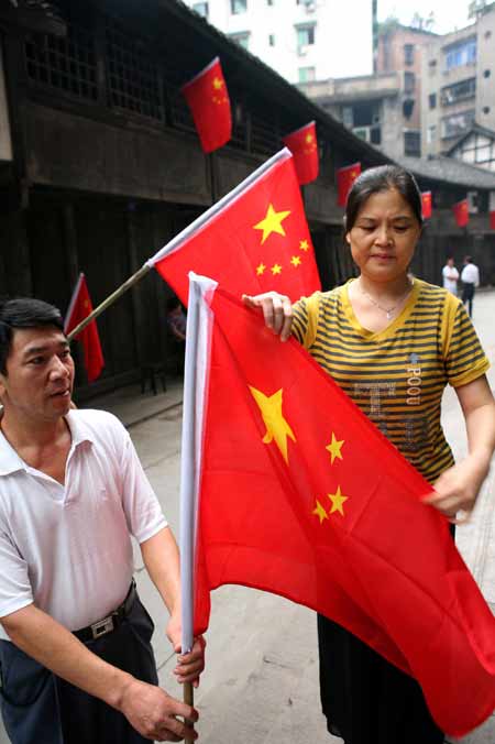 四川廣安：受災群眾掛國旗迎國慶謝黨恩(圖)