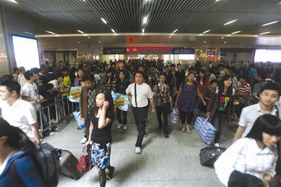 武漢今日迎來長假返程高峰 出行注意繞開堵點